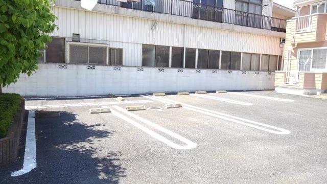 【古河市旭町のアパートの駐車場】