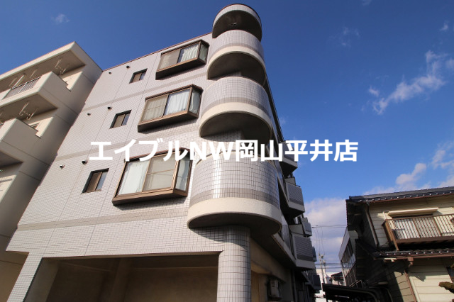 【岡山市中区原尾島のマンションの建物外観】