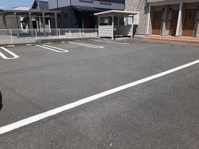 【鯖江市丸山町のアパートの駐車場】