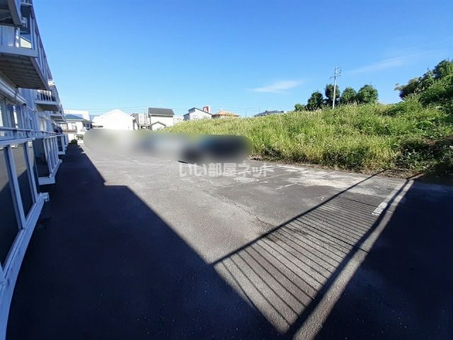 【名張市鴻之台１番町のアパートの駐車場】