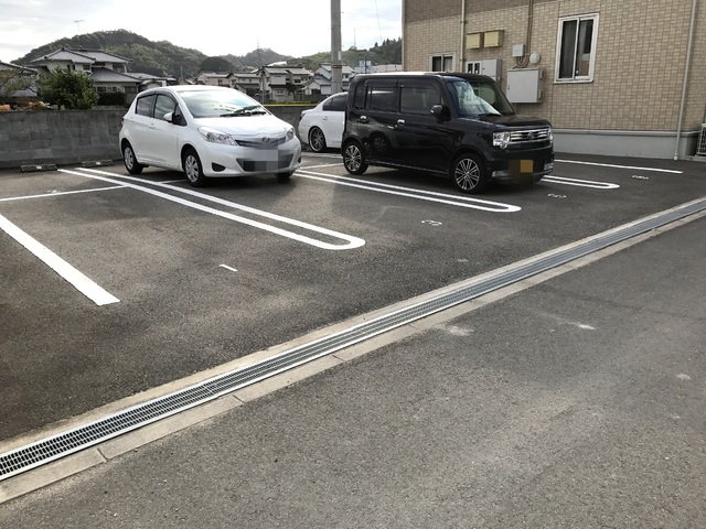 【松山市別府町のアパートの駐車場】