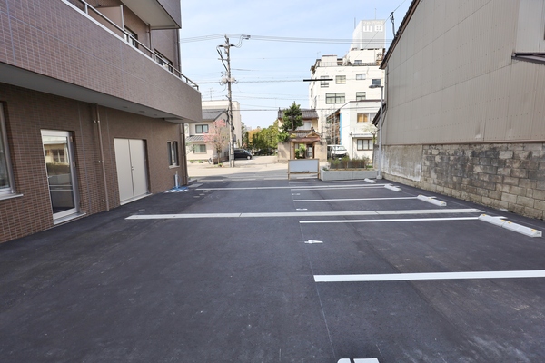 【アクシルコート星井町の駐車場】