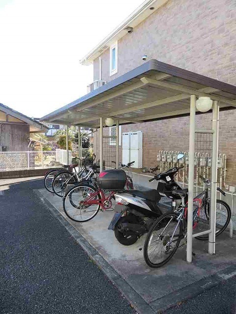 その他共有部分　屋根付きの駐輪場です。
