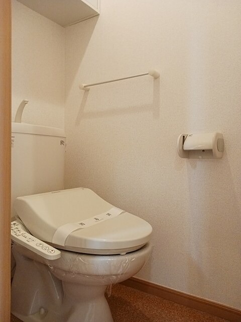 トイレ　温水洗浄便座です。