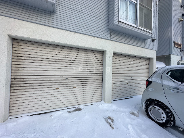 【リバティヒル弍番館の駐車場】