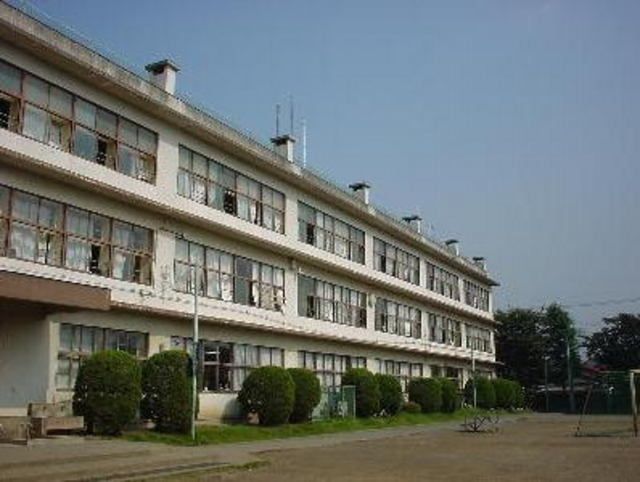 【リヴェール武蔵砂川の中学校】