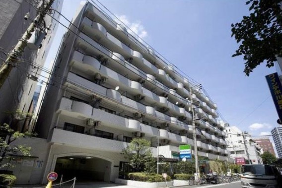 【川崎市川崎区東田町のマンションの建物外観】