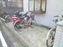 その他　無料の敷地内自転車と原付置き場（その他）まで1m