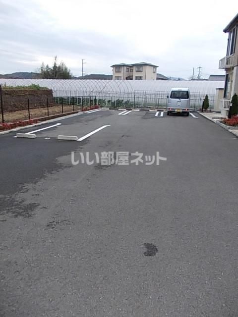 【豊岡市大磯町のアパートの駐車場】