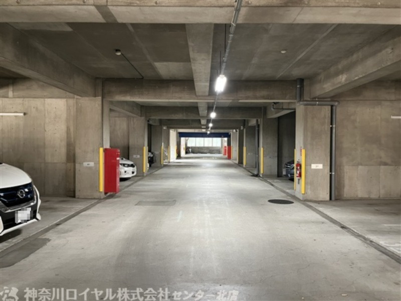 【フロール川崎下平間 1番館の駐車場】