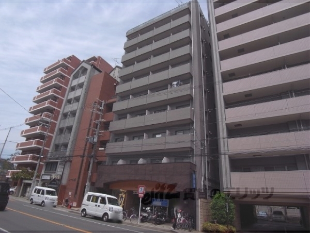 京都市上京区東上善寺町のマンションの建物外観