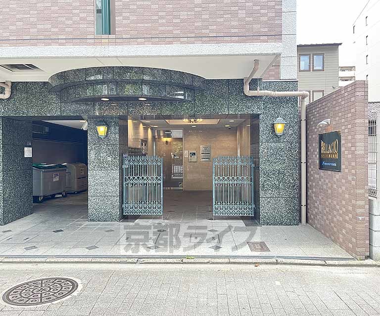 【京都市下京区四条堀川町のマンションのエントランス】