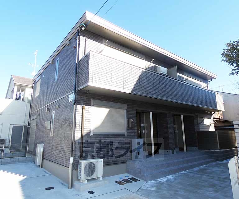 京都市右京区嵯峨天龍寺若宮町のアパートの建物外観