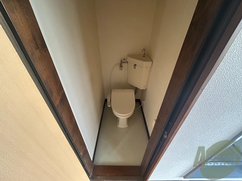 トイレ　ウォシュレット付きの温水洗浄便座トイレになります。