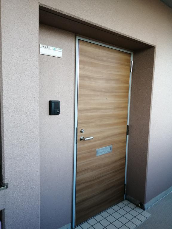 玄関　ワンフロア3室です。眺望のよい最上階です