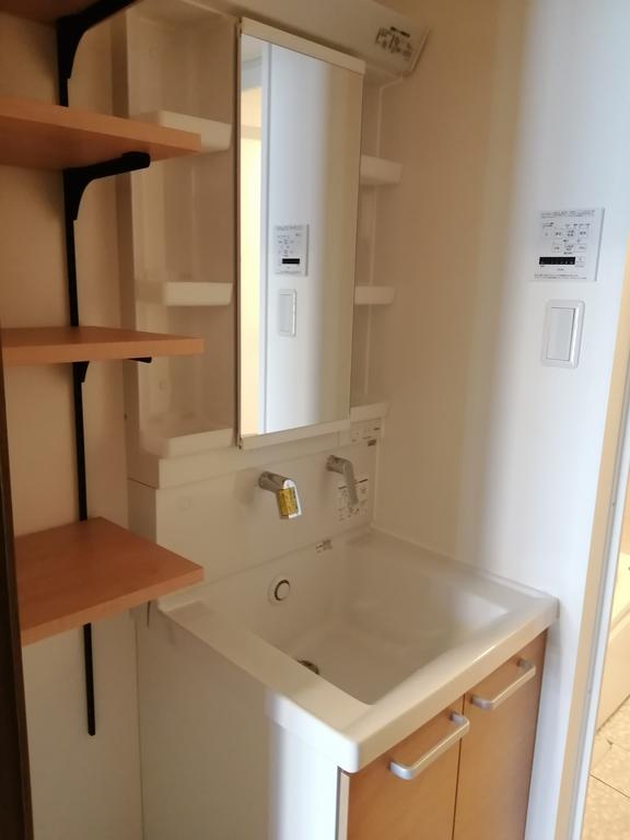 洗面設備　シャワー切り替え水栓。洗面台横に可動棚を設置しました。