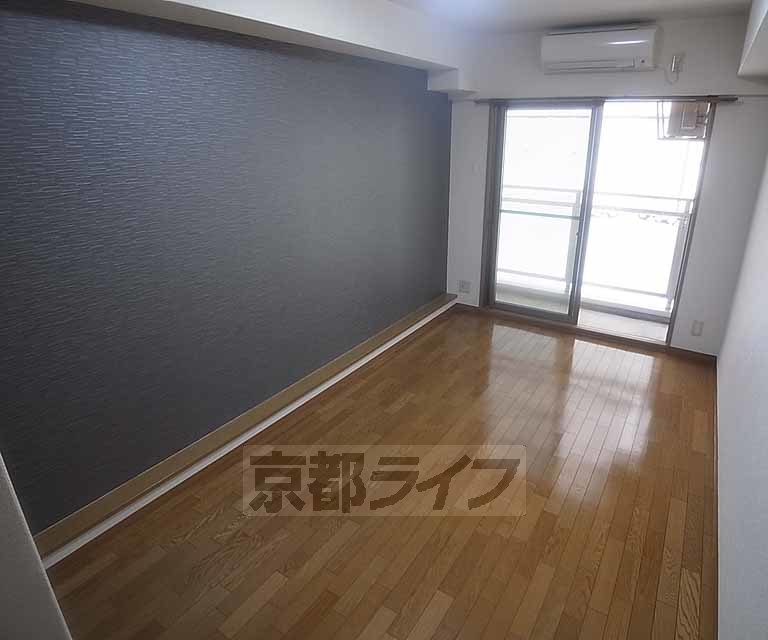 居室・リビング　改装されきれいに仕上がった室内です。
