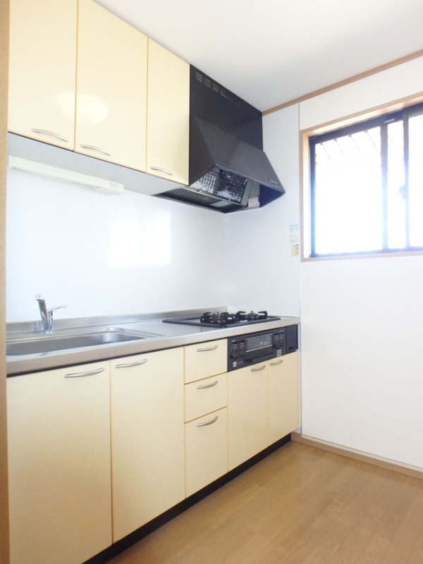 キッチン　窓付きで明るいですね！