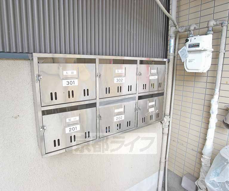 その他共有部分　階段下に設置されています。
