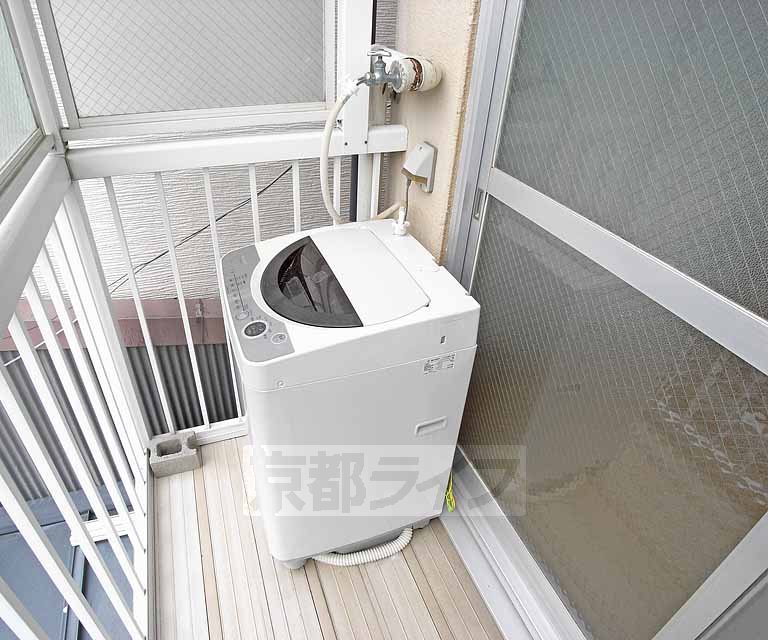 その他設備　ベランダに洗濯機が置けます。