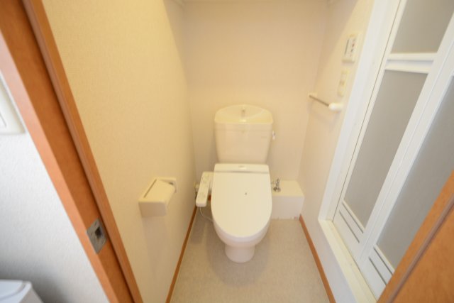 トイレ　温水洗浄便座付きでおすすめです♪