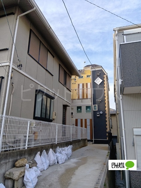 エントランス　建築中の写真です