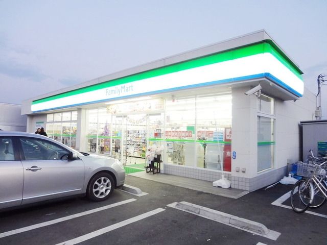 コンビニ　ファミリーマート（コンビニ）まで496m