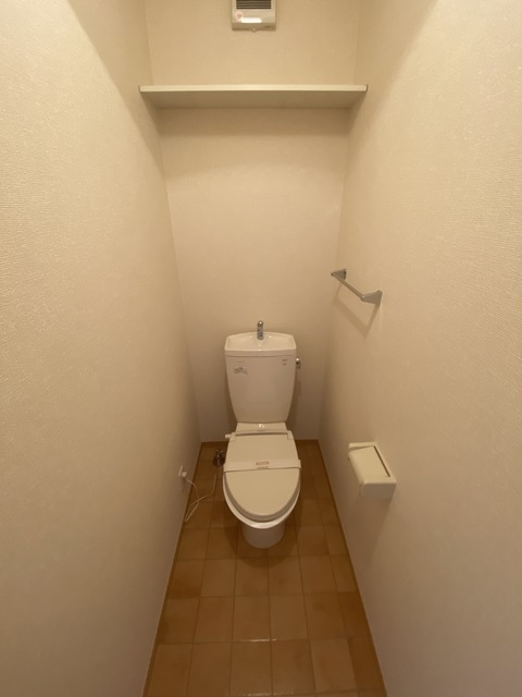 トイレ　トイレのスペースってなんでこんなに落ち着くんでしょう。