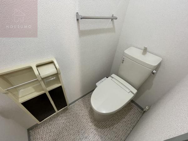 トイレ　落ち着いた色調のトイレです