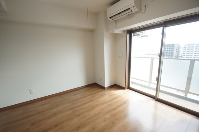 居室・リビング　落ち着いた色合いの床材を使用した居住空間です。