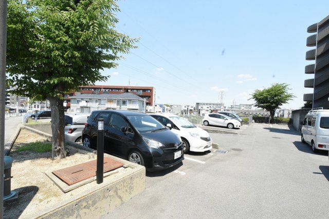 駐車場　車をお持ちの方に嬉しい駐車場付きの物件です