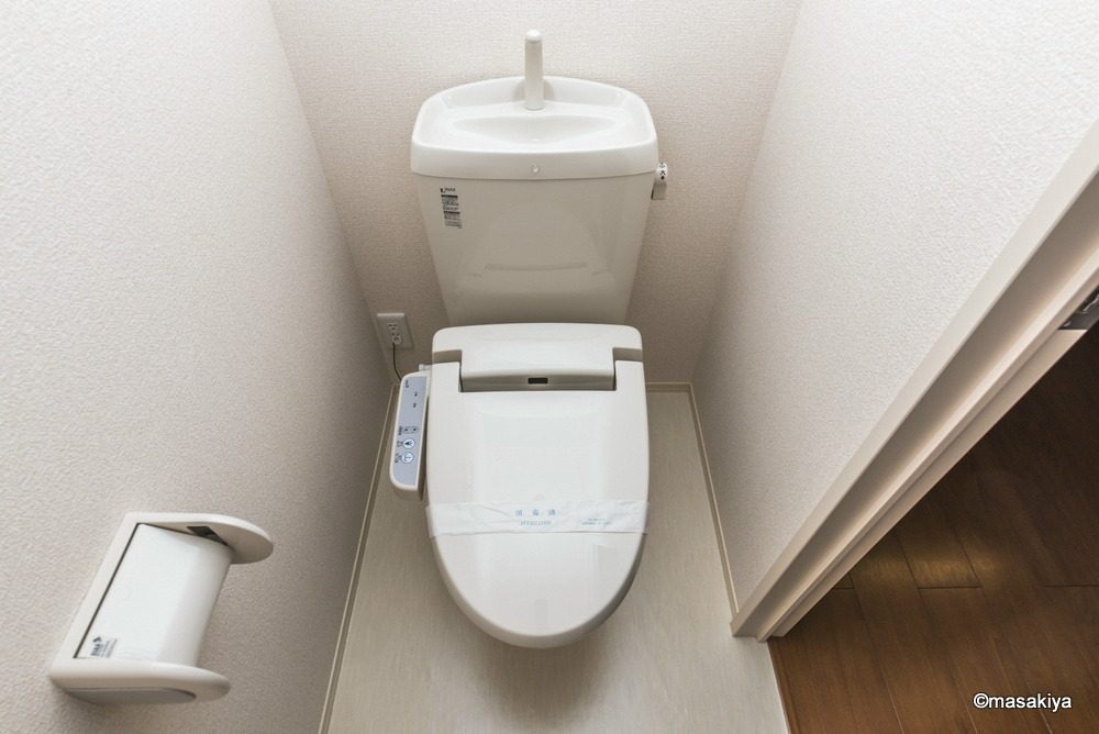 トイレ　トイレ　ウォシュレット付き。