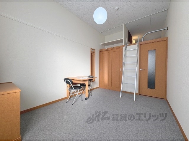 レオパレスルフランの居間写真