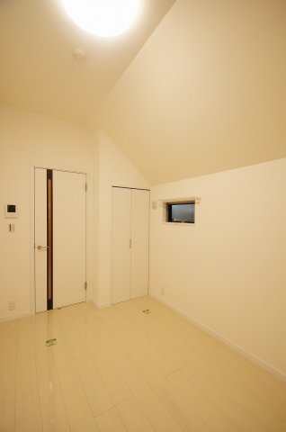 その他部屋・スペース　2面採光の明るい居室スペース