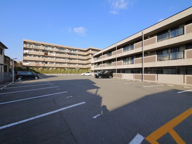駐車場　駐車場があるので、車を買う予定の方も安心です