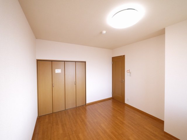その他部屋・スペース　落ち着いた色調の寝室です