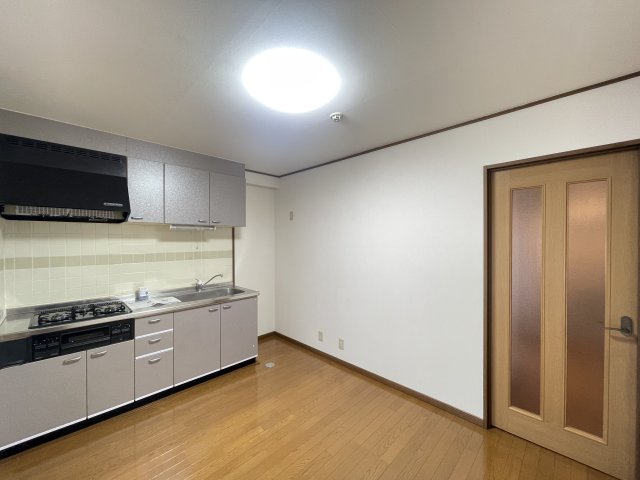 居室・リビング　同物件別号室の建物になります。