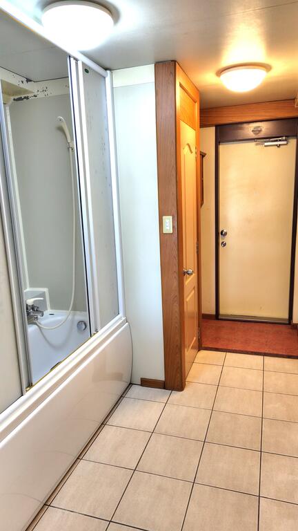 バス・シャワールーム　写真のように、玄関・トイレ・シャワールームの位置関係です。