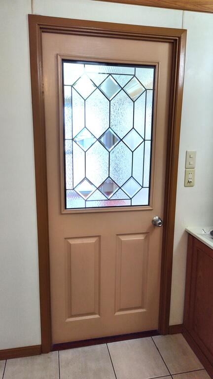その他　居室ドアは、オシャレなステンドグラスドアです。