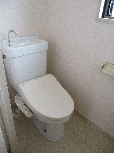 トイレ　温水洗浄機能付きトイレ窓有り