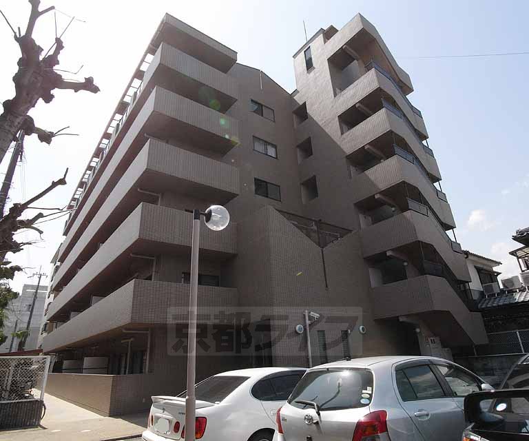 京都市南区上鳥羽高畠町のマンションの建物外観