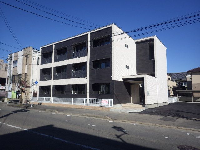 新潟市北区白新町のアパートの建物外観
