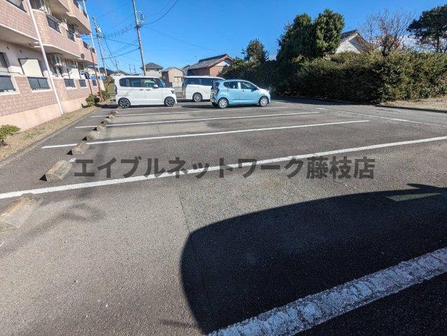 【ローブドゥマリエの駐車場】