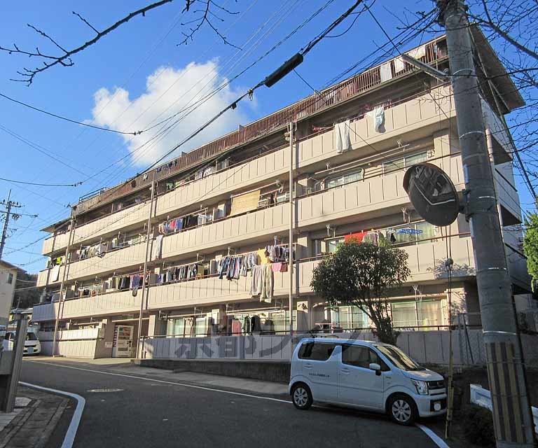 京都市山科区西野山中鳥井町のマンションの建物外観