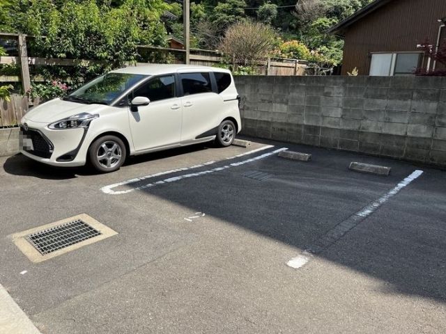 【松山市平和通のマンションの駐車場】