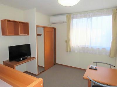 居室・リビング　カーテンやテーブル、テレビも備え付けです