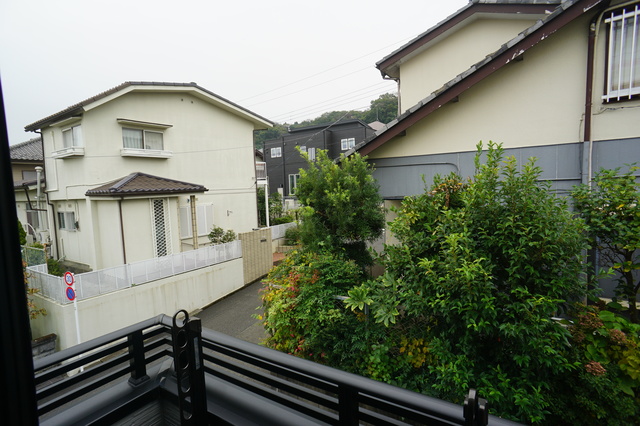 眺望　バルコニーからの景色です！圧迫感がないので暮らしやすい♪