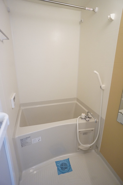 バス・シャワールーム　浴室には乾燥機が付いているので、１人暮らしでも安心です☆