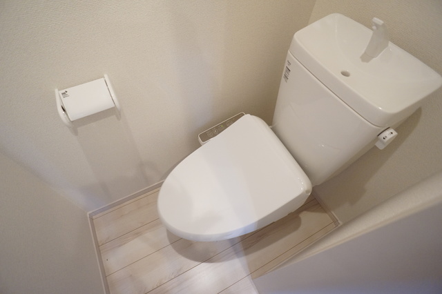 トイレ　白を基調とした空間で清潔感のあるトイレです♪