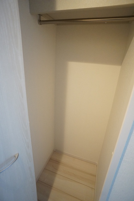 収納　パイプハンガーがあるのでたたまず衣類を掛けることができます♪